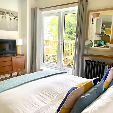 Balcony Flat Apartment *